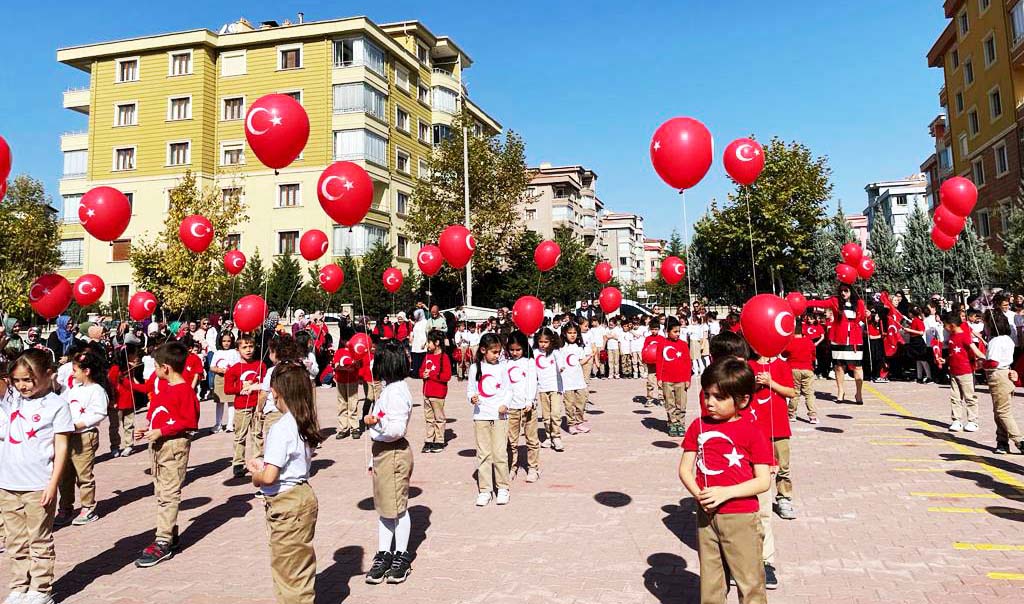 Hüseyin Sevim Köroğlu İlkokulu'nda 100.yılda 100 tanede balon uçuruldu.